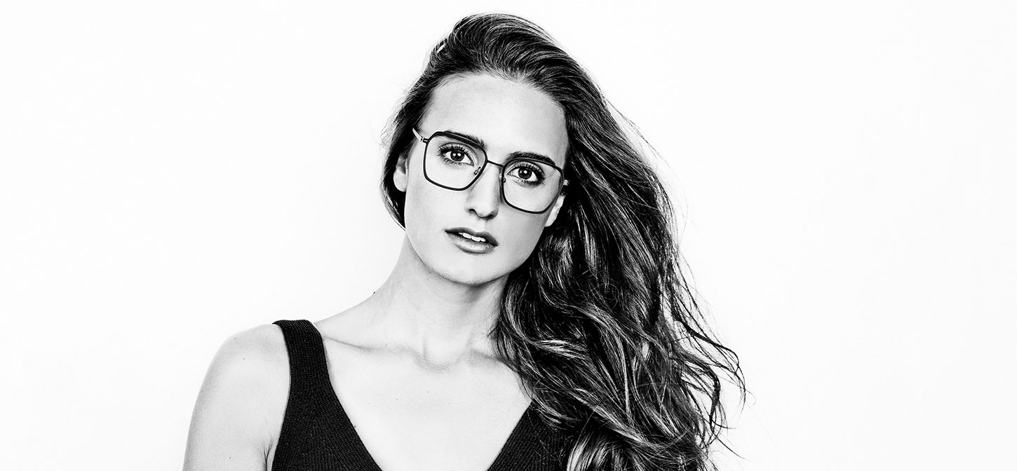 Modische Frau trägt eine Brille von der Marke Imago