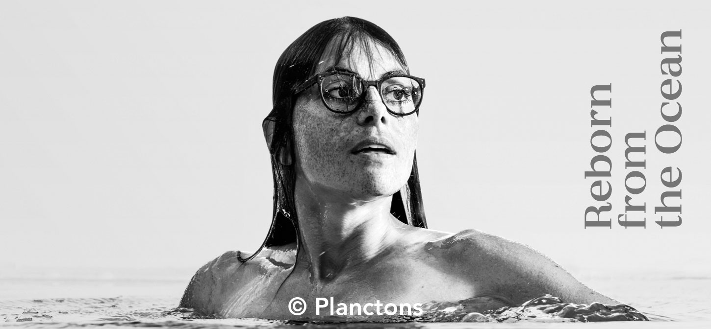 Frau im Wasser mit einer Planctons Brille
